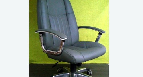 Перетяжка офисного кресла кожей. Андреаполь